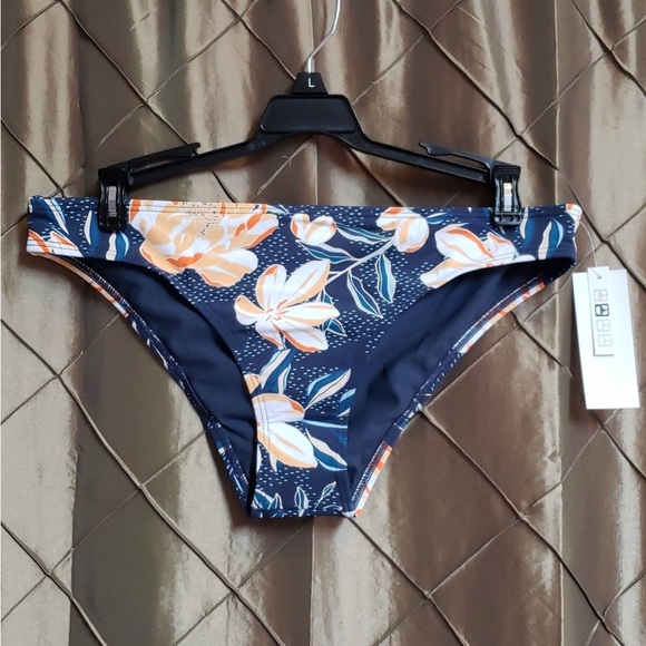 SWIM MASHUP: NWT- Lot of Roxy ‘Lillie’s’ and Sun & Sea Side Tie Bikini Bottoms - Picture 4 of 12
